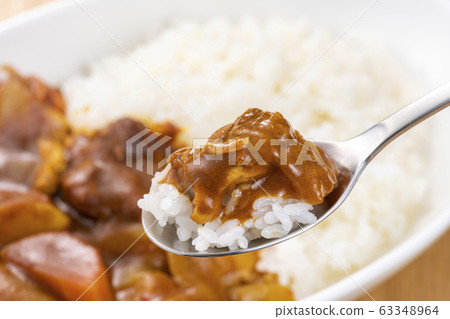 Eat curry and rice 63348964