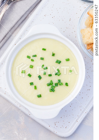 Potato leek soup in white ceramic bowl Potato leek soup in white ceramic bowl 63350247