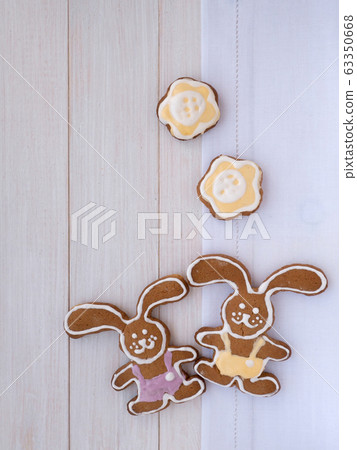 Two Easter Bunny and two yellow flowers cookies on 63350668