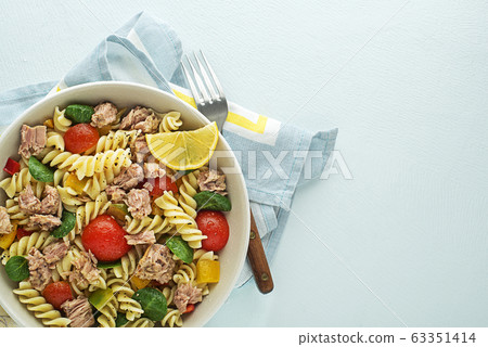 Pasta salad tuna 63351414