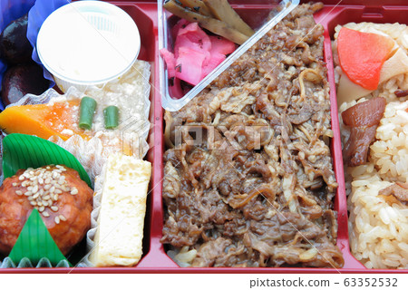 Satisfaction lunch of gomeko and sukiyaki up Satisfaction lunch of gomeko and sukiyaki up 63352532