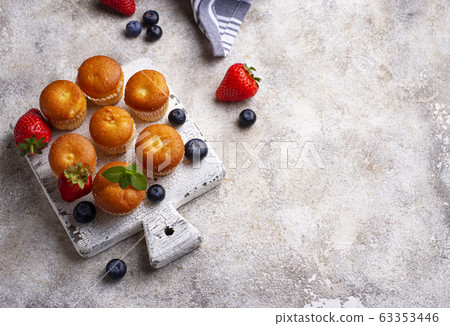 Summer mini cupcakes with berry 63353446