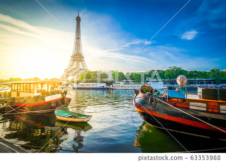 eiffel tour over Seine river 63353988