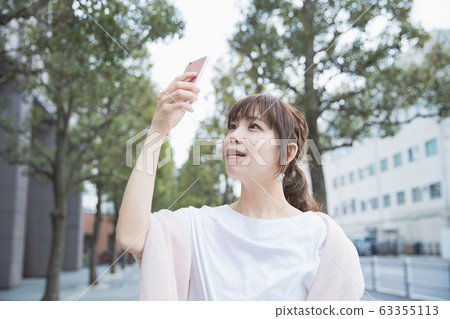 操作智能手機的婦女 操作智能手機的婦女 63355113