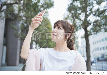 操作智能手機的婦女 操作智能手機的婦女 63355114