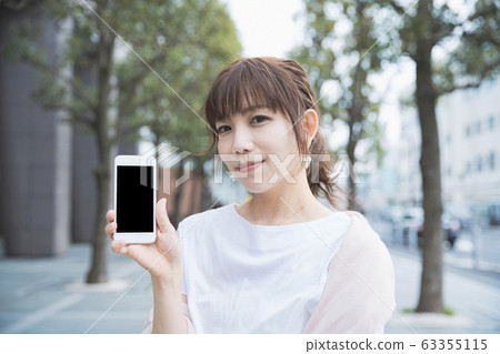 操作智能手機的婦女 操作智能手機的婦女 63355115