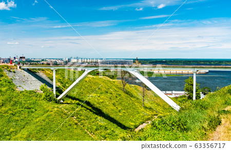 Footbridge across a ravine in Nizhny Novgorod, Russia 63356717