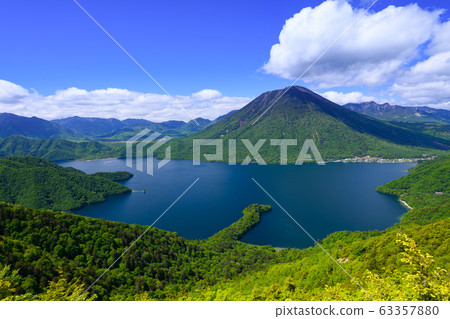 中禪寺湖以清新的綠色和山。 中禪寺湖以清新的綠色和山。 63357880