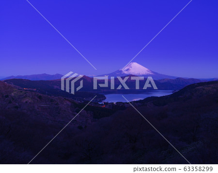 清晨從富士山出發的富士山。 清晨從富士山出發的富士山。 63358299