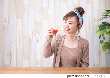 穿房間的女人 穿房間的女人 63359329