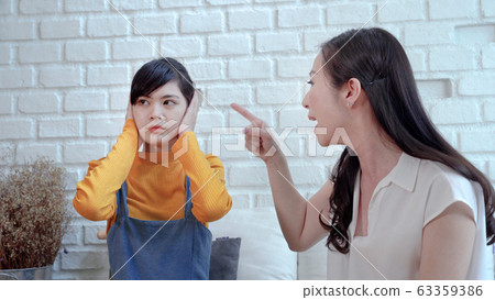 The mother is pointing out the admonition to the The mother is pointing out the admonition to the 63359386