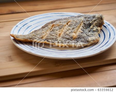 亞洲食物的烤比目魚 63359812