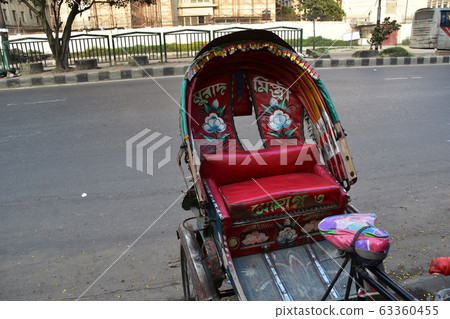 停在孟加拉國達卡路的人力車 63360455