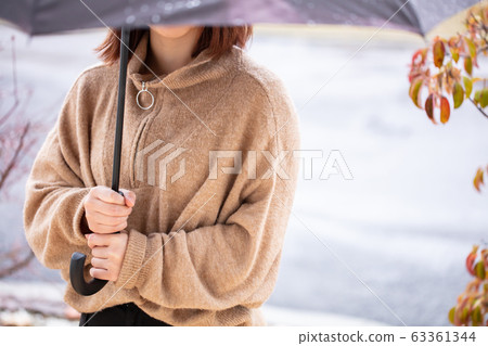 女人在雨中打著傘 63361344