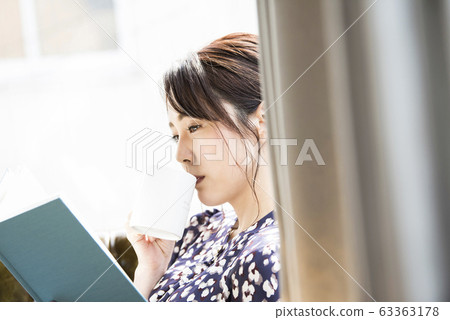讀一本書的年輕女子 讀一本書的年輕女子 63363178
