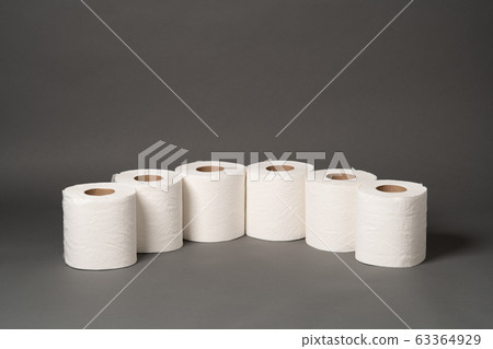衛生紙在灰色的背景上 63364929