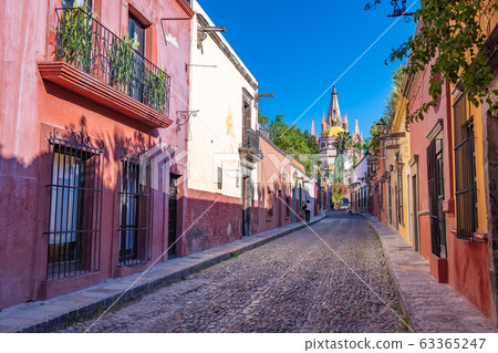 Colorful street of San Miguel de Allende, colonial town in Mexico. UNESCO World Heritage Site. 63365247