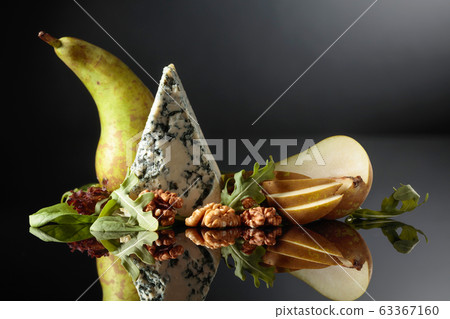 Blue cheese with walnuts, pear and greens. 63367160
