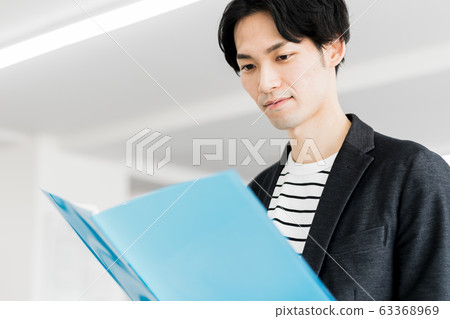 年輕的商人（辦公室，文件，辦公室休閒 63368969