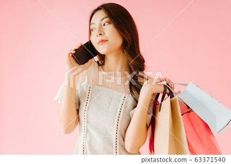 Girl Shopping 63371540