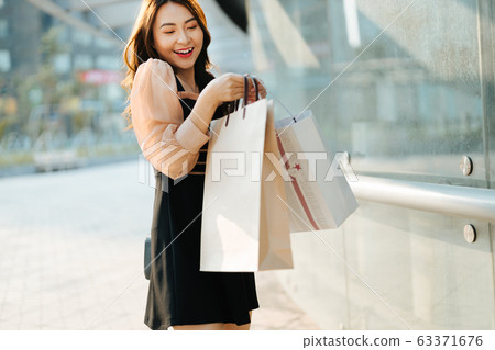 Girl Shopping 63371676