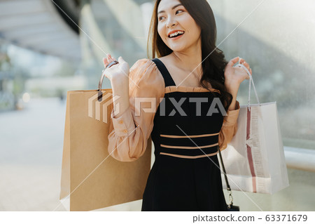 Girl Shopping Girl Shopping 63371679