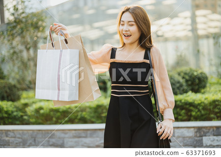 Girl Shopping Girl Shopping 63371693