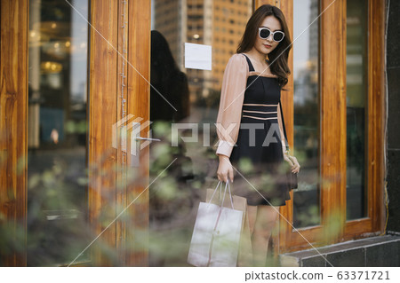 Girl Shoping 63371721