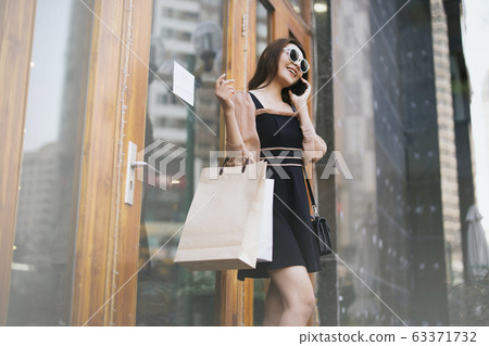 Girl Shoping Girl Shoping 63371732