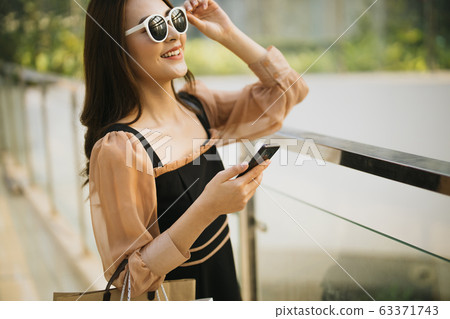 Girl Shoping 63371743