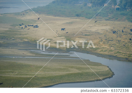 印度阿格拉的亞穆納河和河床 63372336