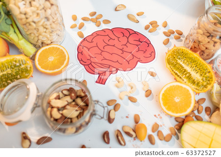 Human brain drawing and healthy fresh food on the table 63372527
