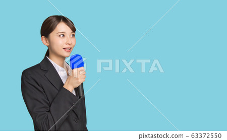 Female announcer 63372550