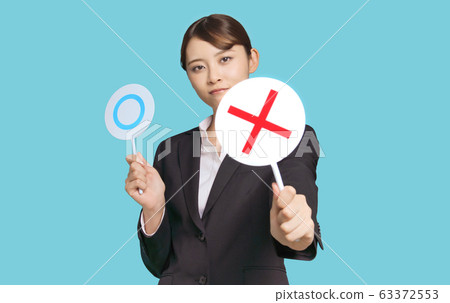 Woman who shows off 63372553