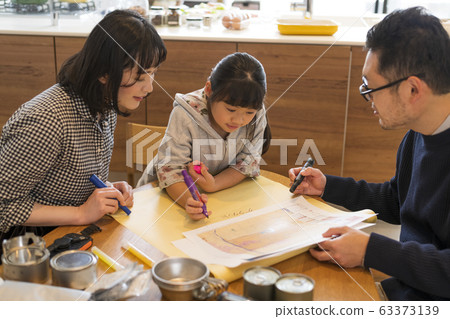 A child who fills in the meeting place of the family while looking at the hazard map 63373139