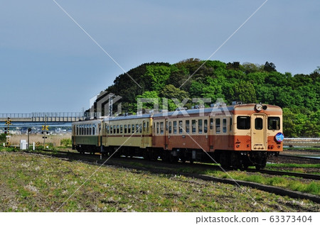 Regular train running between Hitachinaka Kaihin Railway and Nakane-Kaneue Station (Kiha 200) 63373404