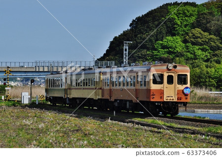在日南中海海神鐵道和中根關上站之間行駛的定期火車（希哈200） 63373406