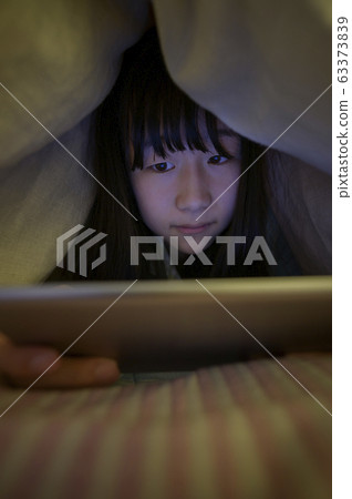 一個孩子看著蒲團的平板電腦 63373839