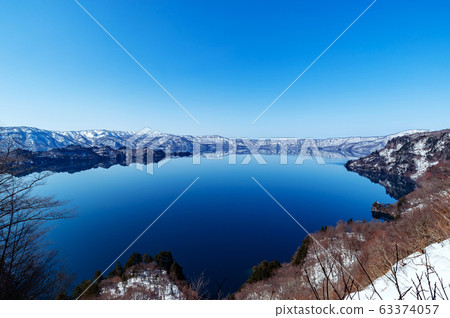 [Lake Towada, Aomori Prefecture] Lake Towada in early spring: Lake Towada as seen from the View Lake is an open large panorama 63374057