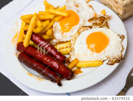 Huevos con chistorra 63374531