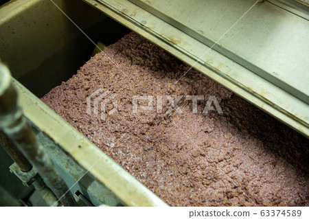 Olive paste in crusher machine Olive paste in crusher machine 63374589