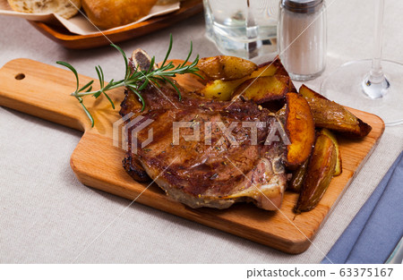 Veal entrecote with fried potatoes Veal entrecote with fried potatoes 63375167
