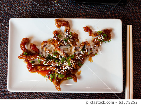 Teriyaki beef with sesame seeds. Japanese cuisine 63375252