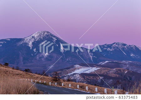春季從霧峰高原日落時的立山 春季從霧峰高原日落時的立山 63375483