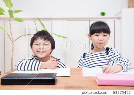 小學男孩和女孩學習 小學男孩和女孩學習 63375492