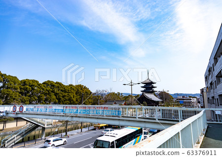 Toji and pedestrian bridge 63376911