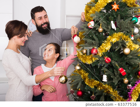 Family decorating tree Family decorating tree 63377516