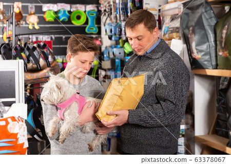 Customers choosing dogs dry food Customers choosing dogs dry food 63378067