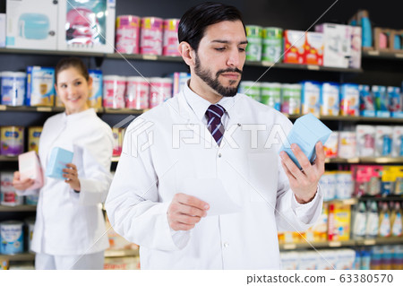 Adult specialist who is holding medicines Adult specialist who is holding medicines 63380570