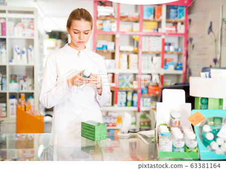 Woman pharmacist working in pharmaceutical shop 63381164
